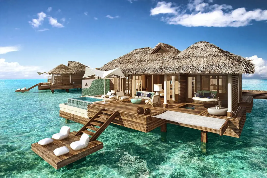 Infinity plunge pool overlooking the ocean